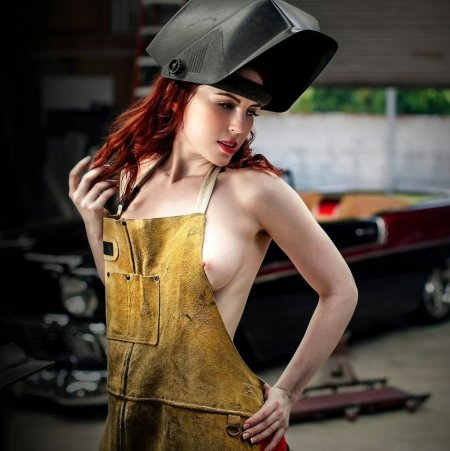 Голая сварщица на даче