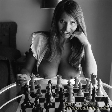 Женщина ню на шахматной доске