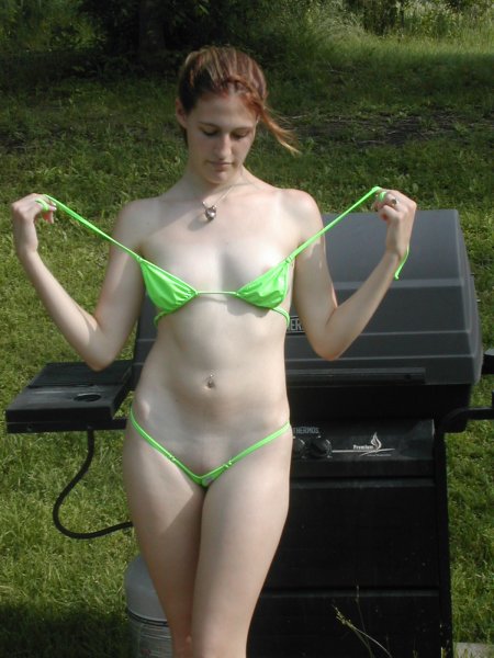 Девушка на даче в купальнике ню