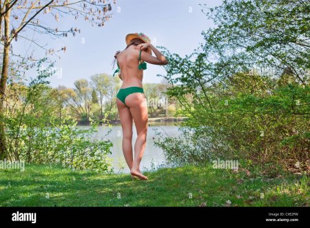 Девочка в купальнике на даче