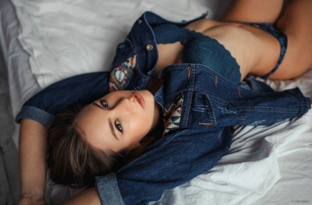 Девушка в джинсах