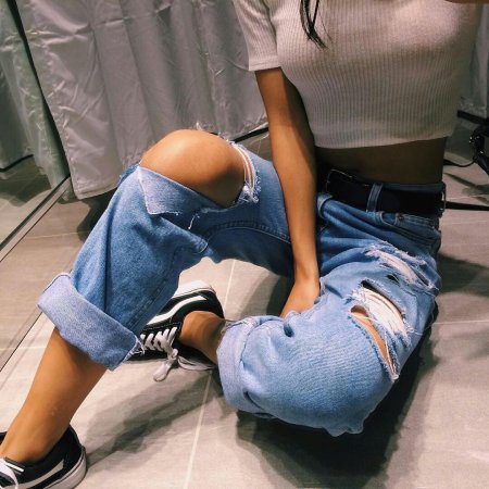 Девушка в рваных джинсах