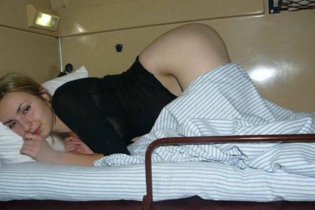 Спят девушки в поезде частное