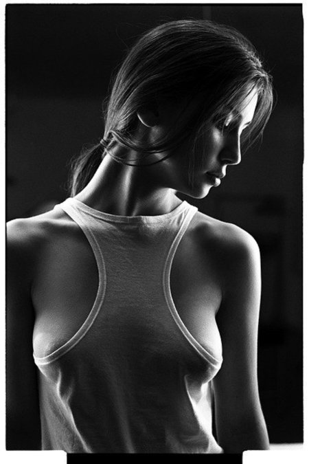 Девушка в майке эротично