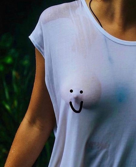 Сиськи сквозь футболку