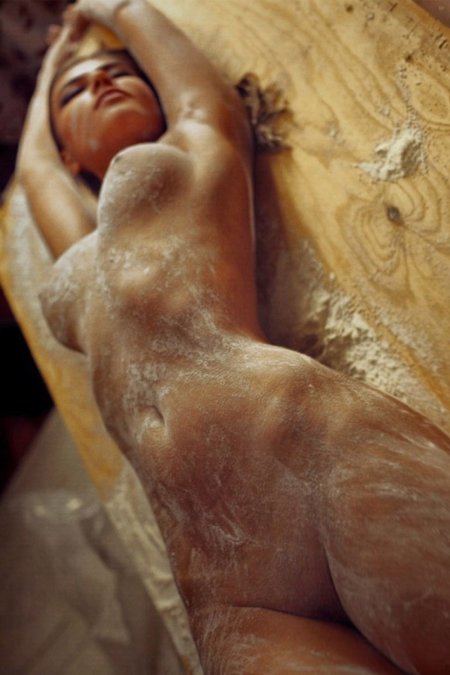 Красивое голое тело в муке