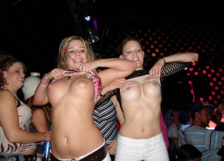 Голые телочки на вечеринке