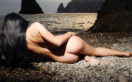 Голая брюнетка с длинными волосами