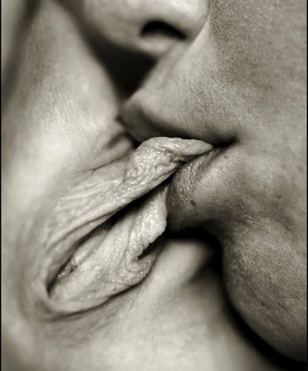 Мужчина ласкает клитор языком