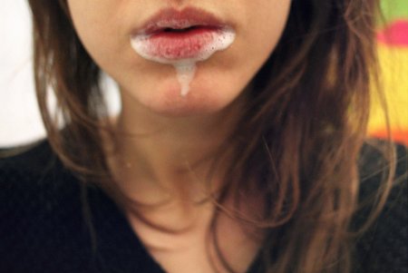 Слюнявая девушка