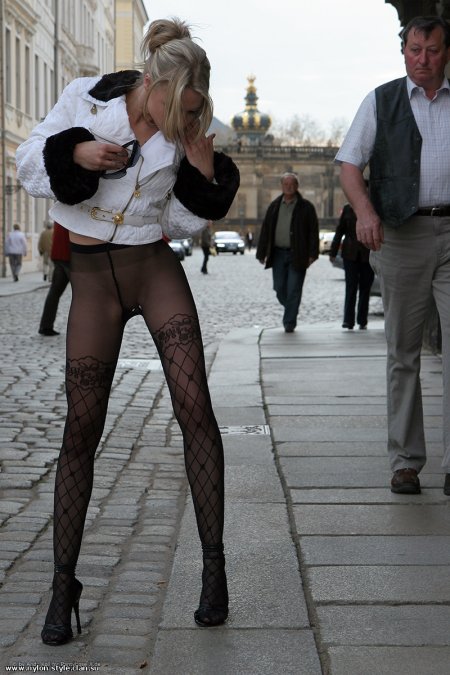 Девушки в колготках без трусиков