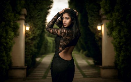 Брюнетка в черном платье