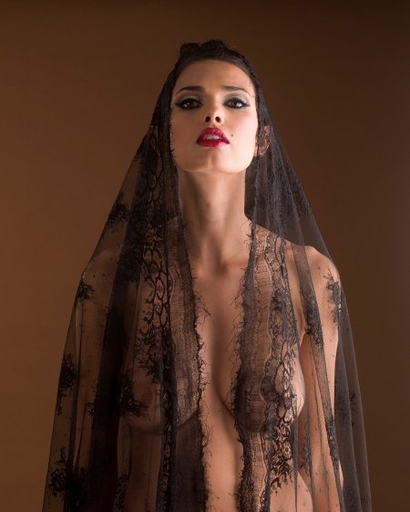 Голая в прозрачной вуали