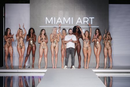 Бикини из клейкой ленты