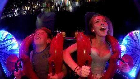 Девушки на аттракционе рогатка