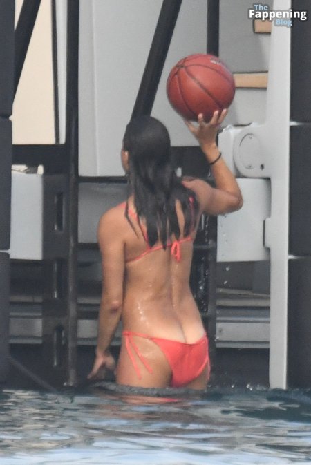 Мишель Родригес без трусов