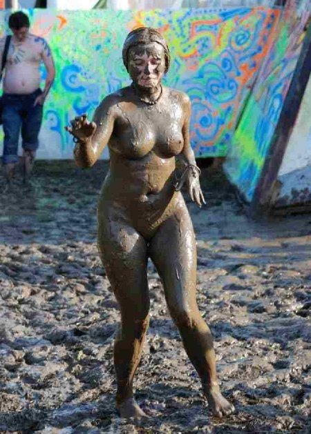Женщины голышом в грязи