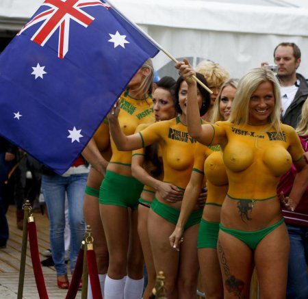 Голые футбольные болельщицы