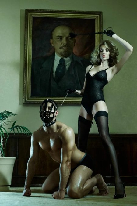 Красивая девушка доминирует