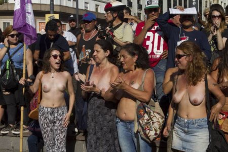 Движение freethenipple (освободи сосок)