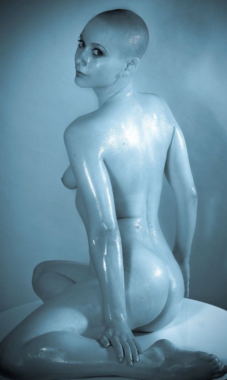 Красивая лысая девушка ню