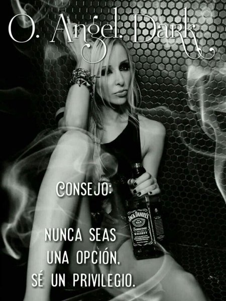 Девушка с бутылкой виски