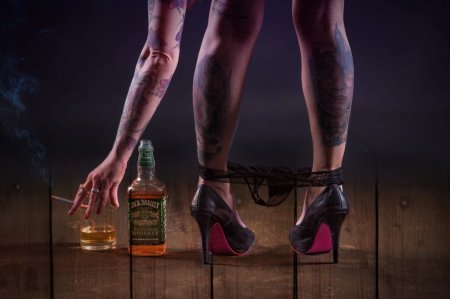 Девушка с виски