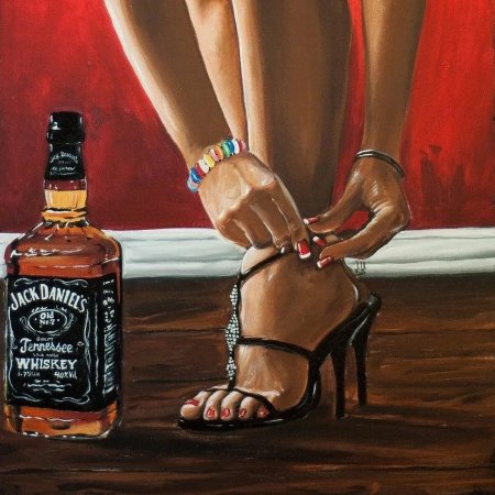 Девушка с бутылкой виски