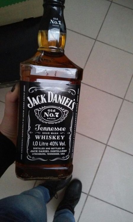 Виски джек дэниэлс на столе