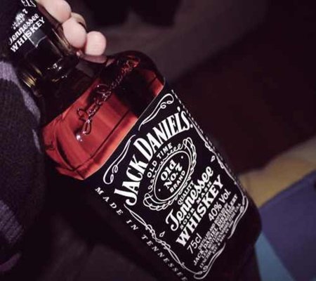 Виски джек дэниэлс в руке