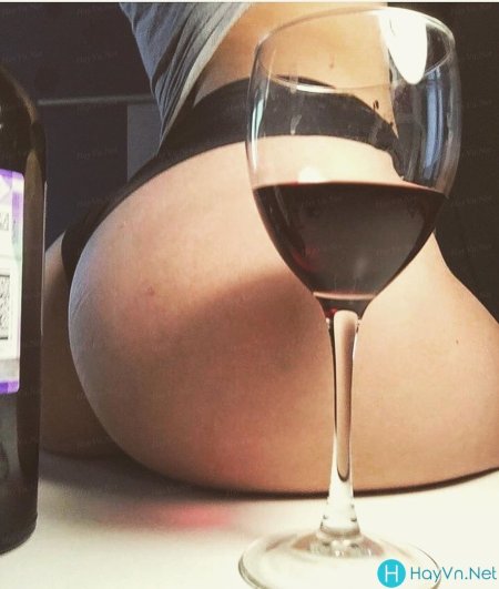 Девушка с вином