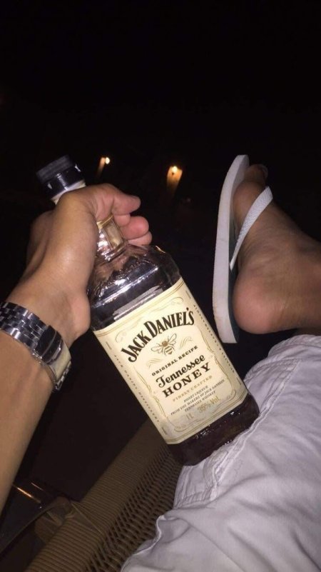 Алкоголь в руках парня