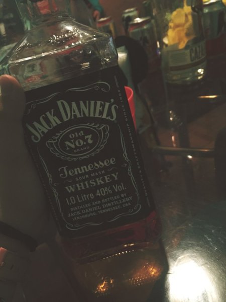 Виски джек дэниэлс на столе