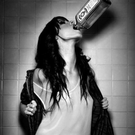 Девушка с алкоголем