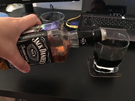 Виски джек дэниэлс на столе