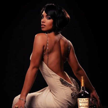 Девушка с коньяком