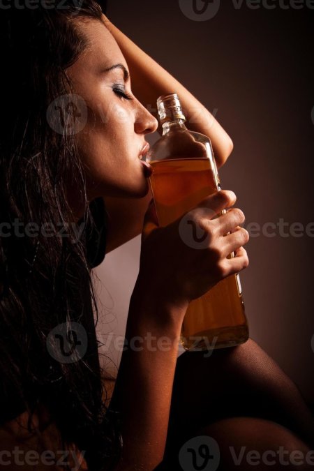 Женщина с бутылкой виски