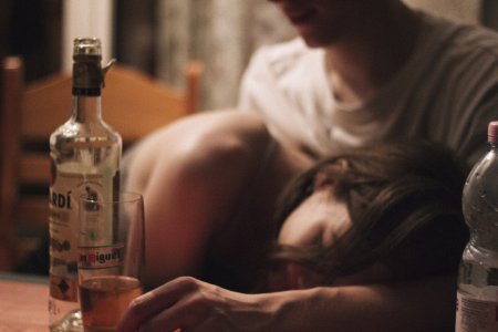 Девушка с алкоголем