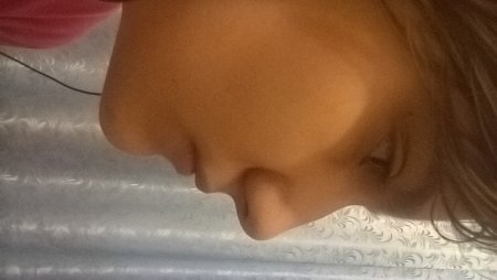 Прямой нос с небольшой горбинкой