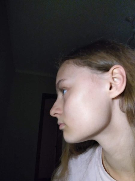 Маленький нос с горбинкой