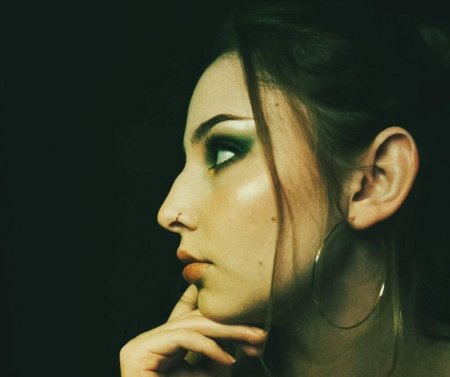 Красивый нос с горбинкой