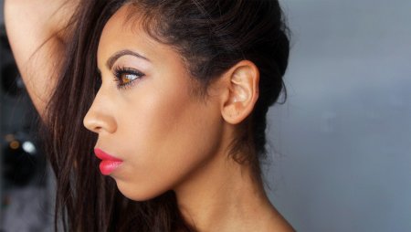 Красивые девушки с горбинкой на носу