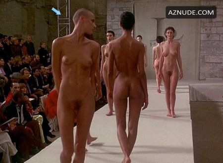 Голые манекенщицы на подиуме