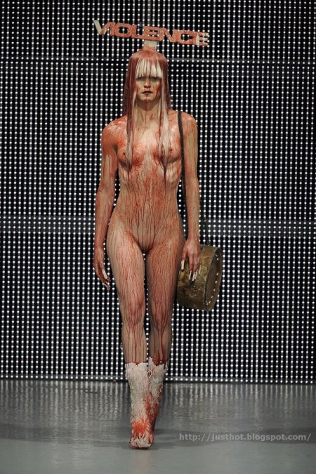 Голые модели на показе мод