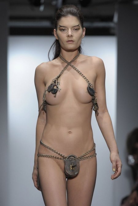 Голые женщины на подиуме