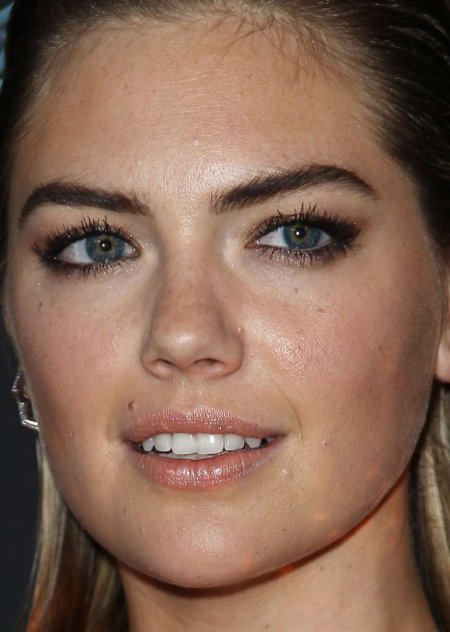 Актриса с нависшими веками