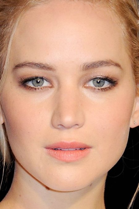 Дженнифер Лоуренс брови