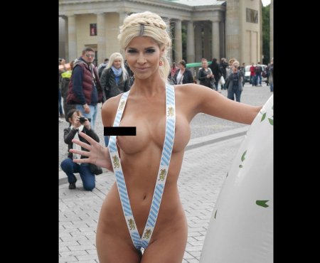Микаэла шефер обнажилась на главной площади берлина