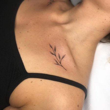 Веточка на ключице тату