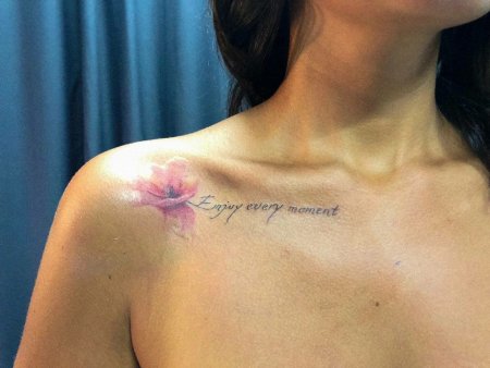 Татуировка на ключице для девушек маленькие